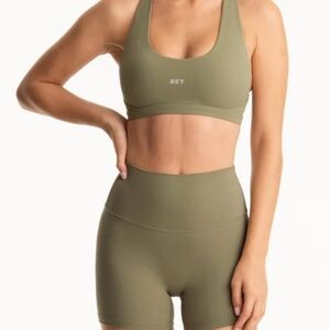 SET ACTIVE Breathe Parke Pose short and bra set